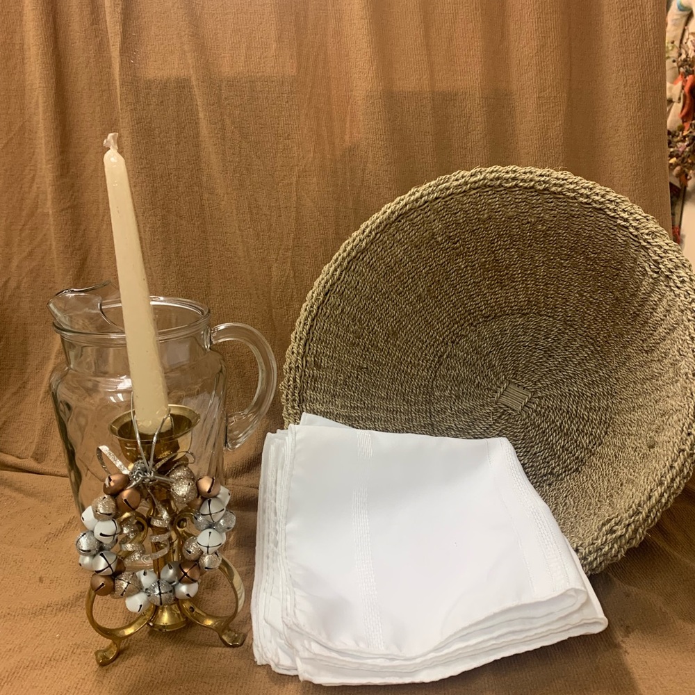 Elegant Beige Woven Basket with White Napkins. Inv 464